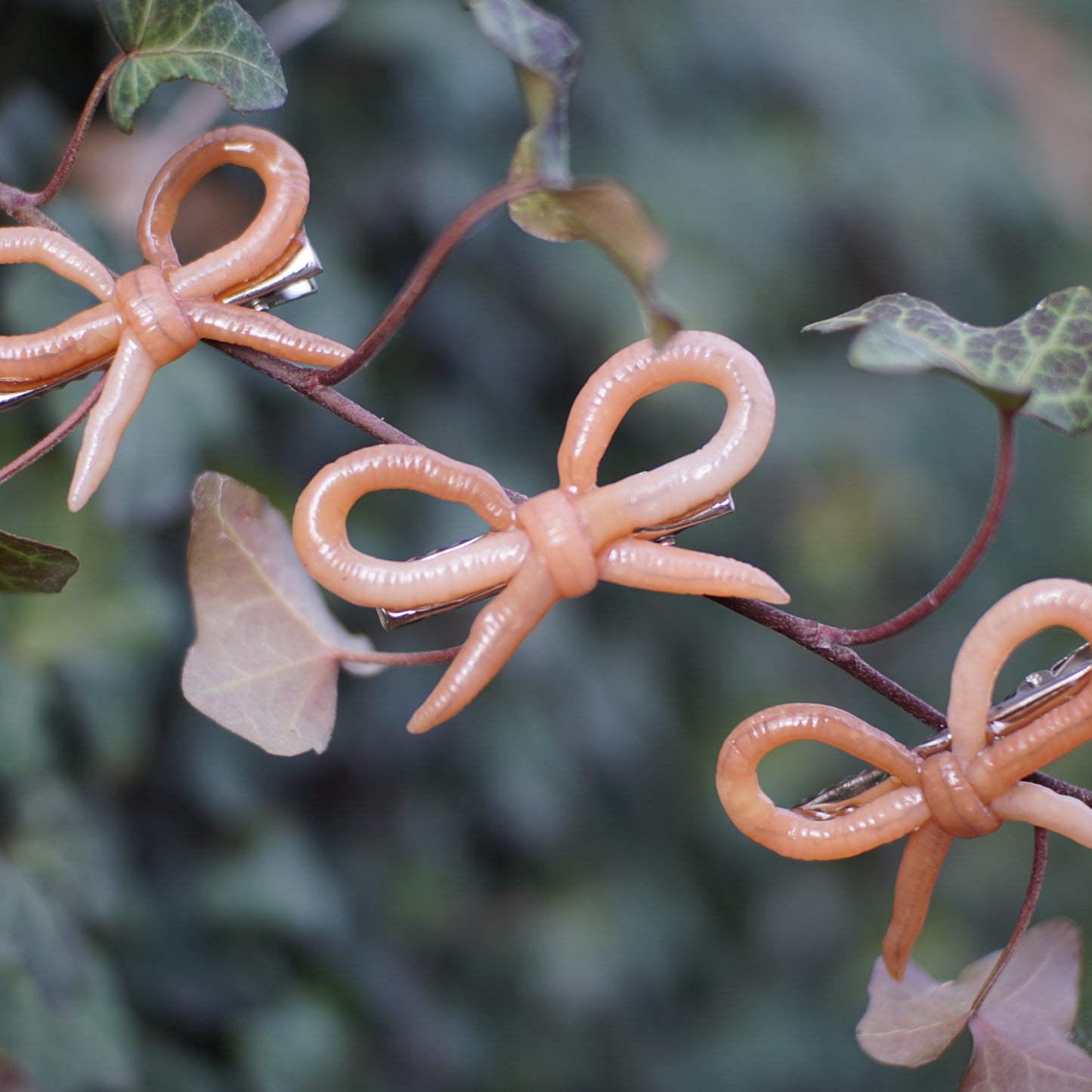 Worm Bow Hairclip