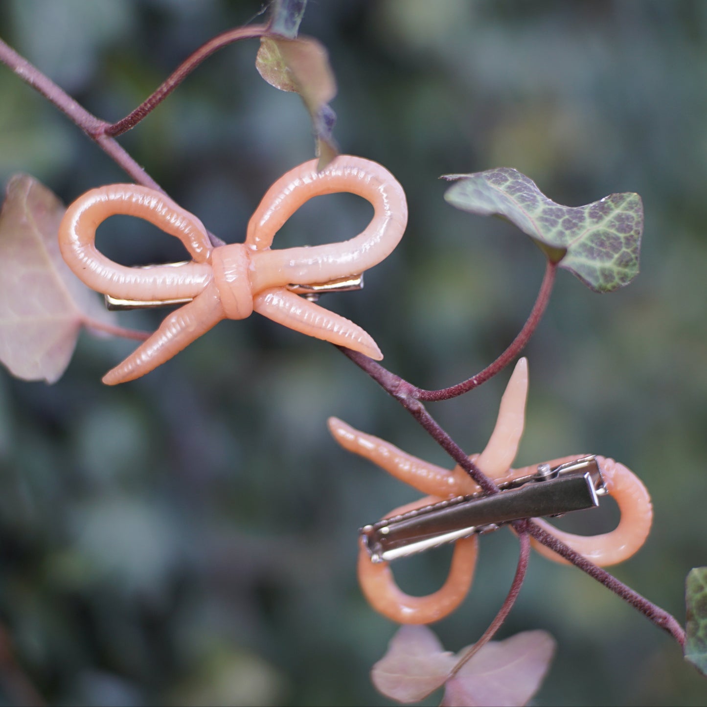 Worm Bow Hairclip